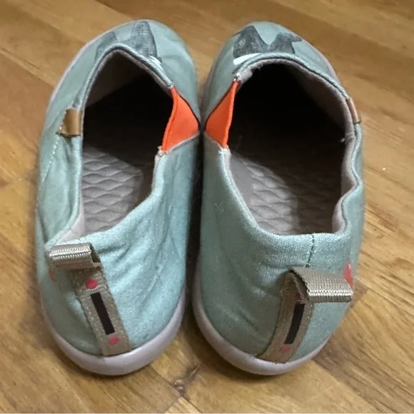 Women’s UIN Slip on sneakers loafers Bear Hug size 7 sage green EUC - Picture 3 of 7